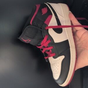 DS 2021 Nike Air Jordan Retro 1 Mid Gym Red Youth Sz 7Y